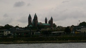 La cathédrale vue du Rhin