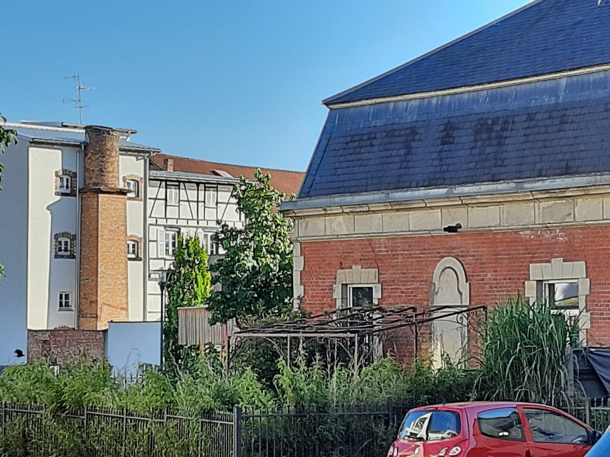 Cheminée écourtée d'un ancien séchoir à houblon